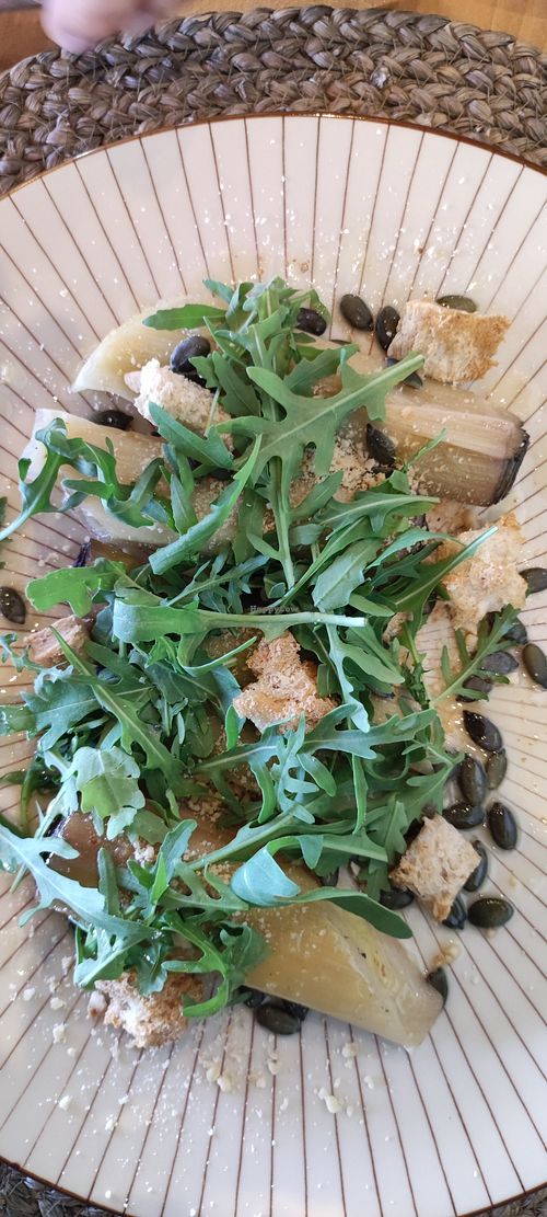 ▪️Flazed leeks with croutons, pistachios, arugula and vinaigrette at La Fonda Ristol in Viladecavalls
