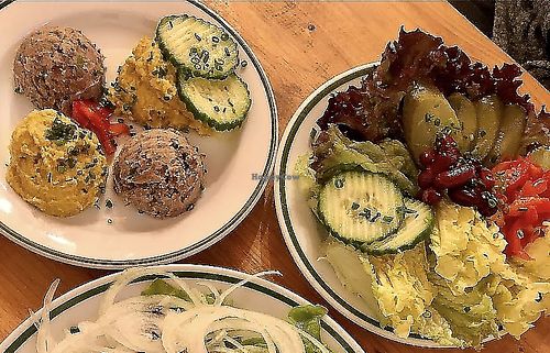 Vegane Aufstrichportion, Schafskäse, Gemüseteller  at Heurigen Fries in Unterbergern