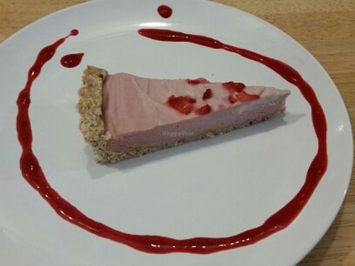 Raw berry pie at Raw8 Cafe in Osaka