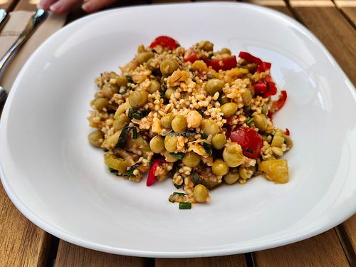 Bulgursalat aus Gerste mit Erbsen, Paprika, Zucchini und Kirschtomaten at Terra Madre in Muhlheim Am Main