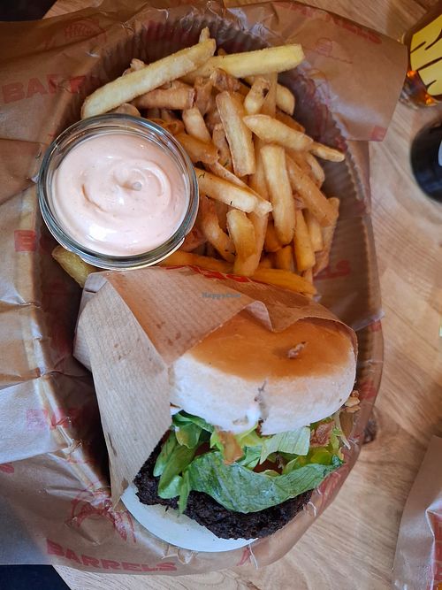 Veganer Burger mit Pommes und Chipotle at Barrels Burgers & Beer in Stockholm