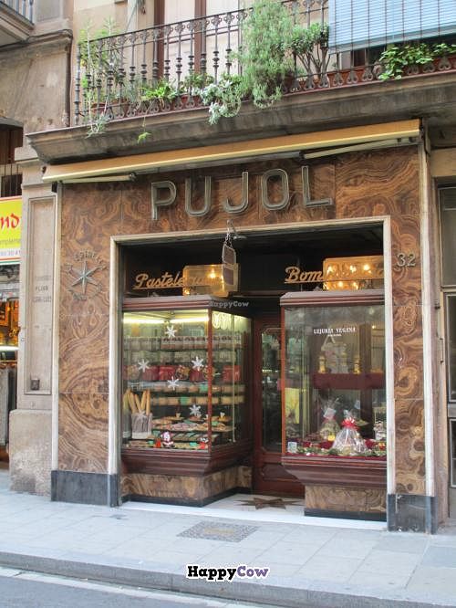 Exterior of building at Pasteleria La Estrella Cake Shop in Barcelona