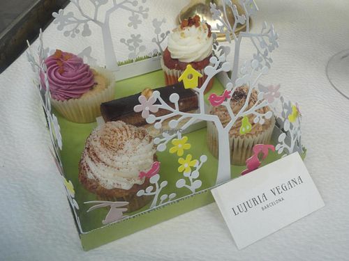 Cupcakes and pies at Pasteleria La Estrella Cake Shop in Barcelona