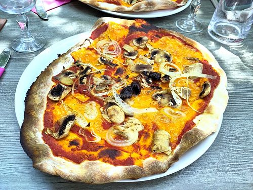 Vegan pizza at Ô Marronnier de Nadaillac in Nadaillac