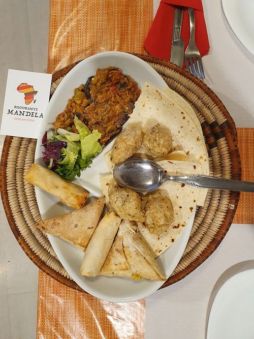Antipasto misto di Polpettine, sambusa somala, crema di melanzane, tortilla di felafel at Mandela in Perugia