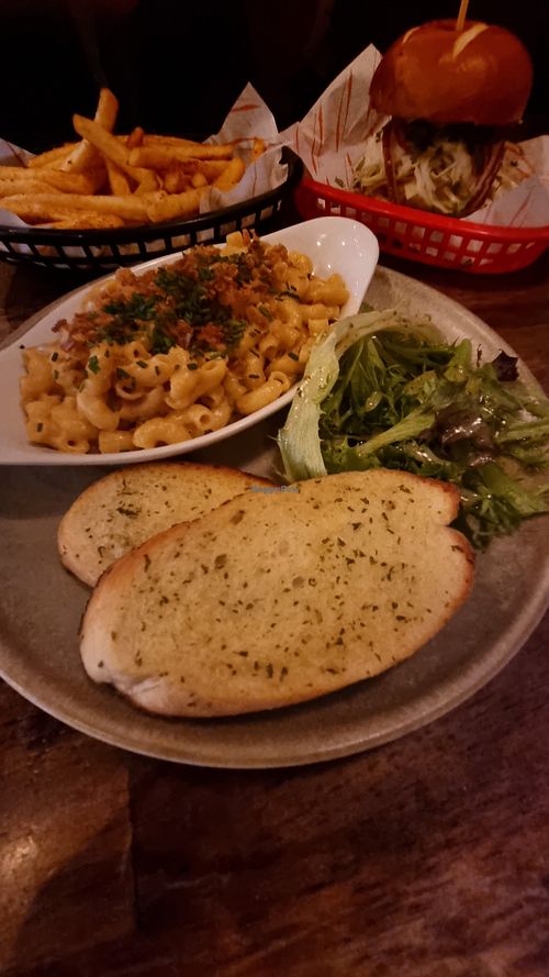 Signature Mac & Cheese with Garlic Bread at Rabbit Food @ Meadows Tap in Edinburgh