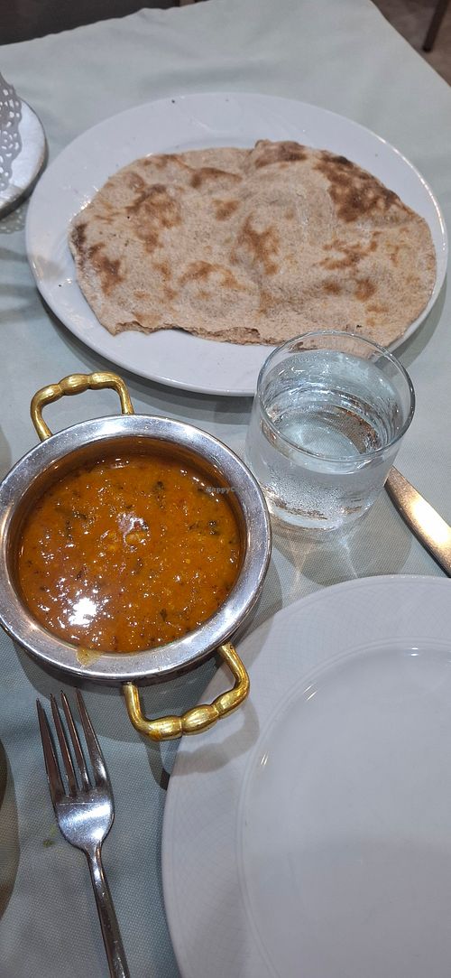Aloo Gobi, Sag Aloo & a Tarka Dahl & Rothi bread! All absolutely delicious 😋 at Taj Mahal in Marmaris