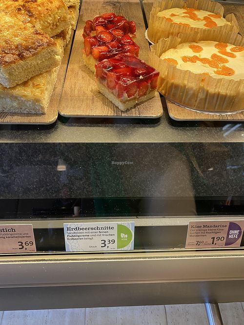 Vegan strawberry cake   at Junge Die Bäckerei in Neustadt