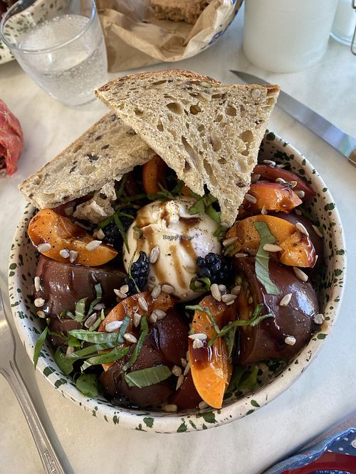 Salade burrata tomates mûres abricots👌  at Mundo Streetfood & Co in Pouldu