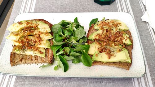 Avocado toast at Le Chat'Ren'Thé - CatCoffee & Restaurant in La Rochelle