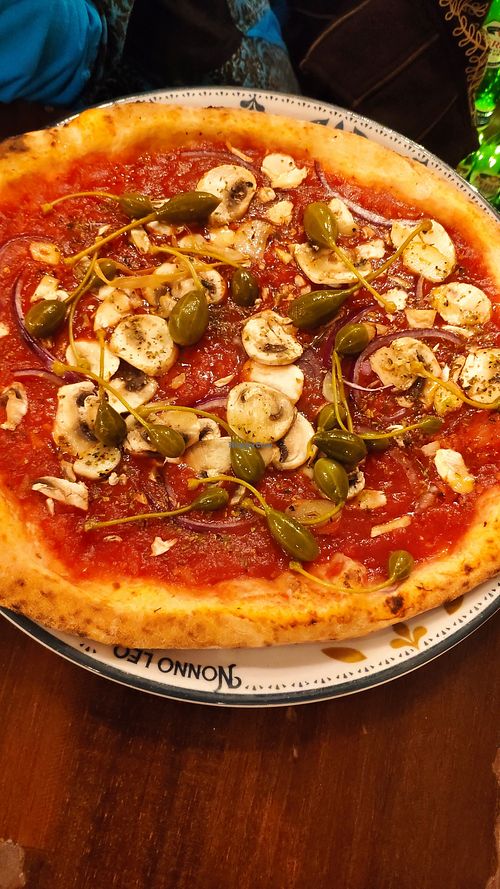 Pizza with capers and mushrooms at Nonno Leo in La Rochelle