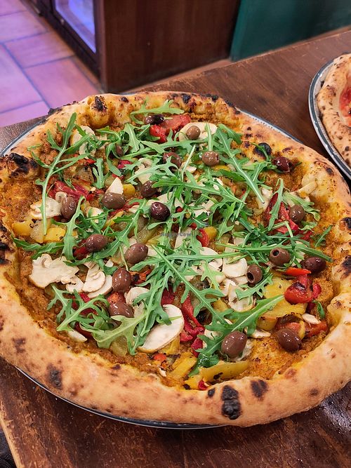 Pizza Nonno Leo with red pesto, olives, mushrooms, peppers and rucola at Nonno Leo in La Rochelle