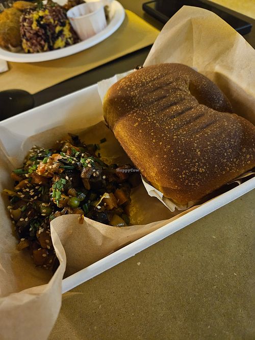 Focaccia al pesto e formaggio vegetale con contorno di verdure at VERT Pordenone in Pordenone