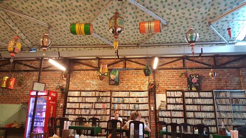 Nice interior with lots of books at Minh Hien in Hoi An