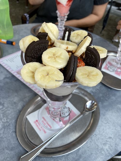 Vegane Becher werden an sich nicht angeboten, aber man kann sich etwas kombinieren: in diesem Fall habe ich das vegane Schokoeis mit Bananen, Oreos, Krokant und Erdbeeren gewählt  at Roll N Cone in Coesfeld