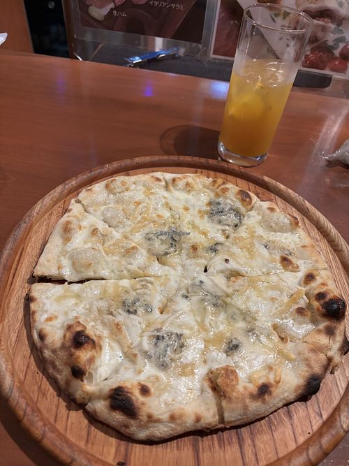 Pizza quattro formaggi  at Sakanya in Numazu