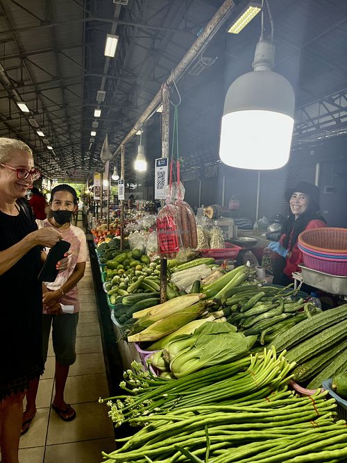 Stéphanie and Peedam guide us through our veggie shopping 🥬   at Infusion Thai Cooking Class in Koh Samui