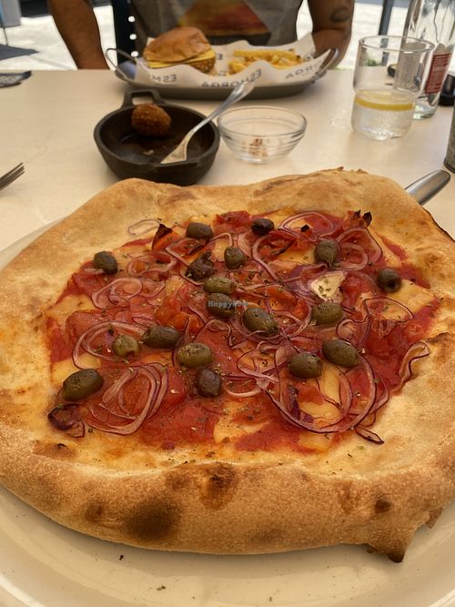 Pizza w vegan cheese  at Esmorga in Pontevedra