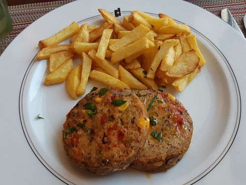 Vegan vegetable burguer with fries at Hotel Aquae Flaviae - Premium Chaves in Chaves