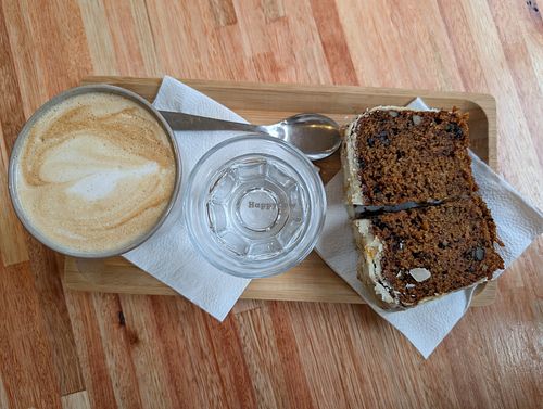 Coffee and carrot cake at Club E Café de Especialidad in Esquel