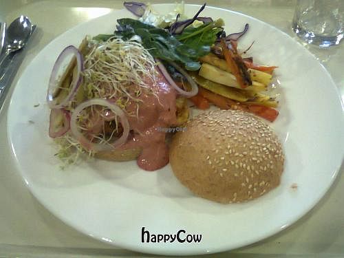 Veggie burger with hummus at Pique-Prune - St. Gregoire in Saint-gregoire