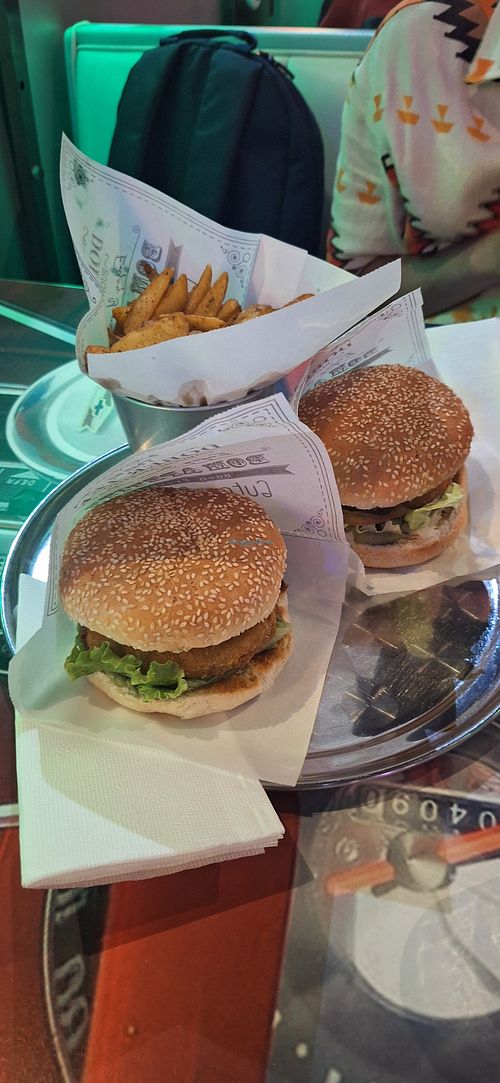  at Brunn's Diner in Coimbra