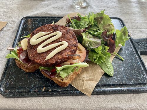 Huisgemaakte falafelburger van Achterhoekse boontjes  at Eetwinkel Van Mien in Doetinchem