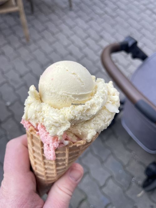 Banana + Strawberry  at Milchbar Pinguin in Leipzig