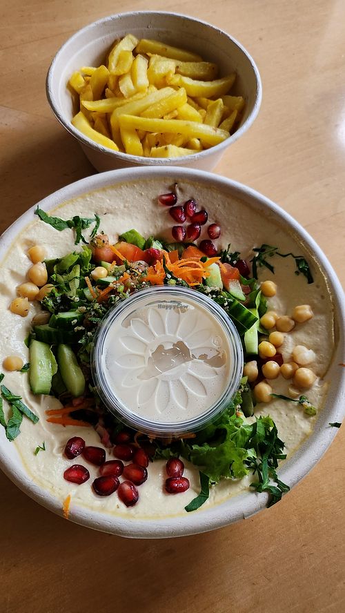 Hummus-Bowl mit Tahini-Sauce und Pommes als Beilage at SimSim in Reutlingen