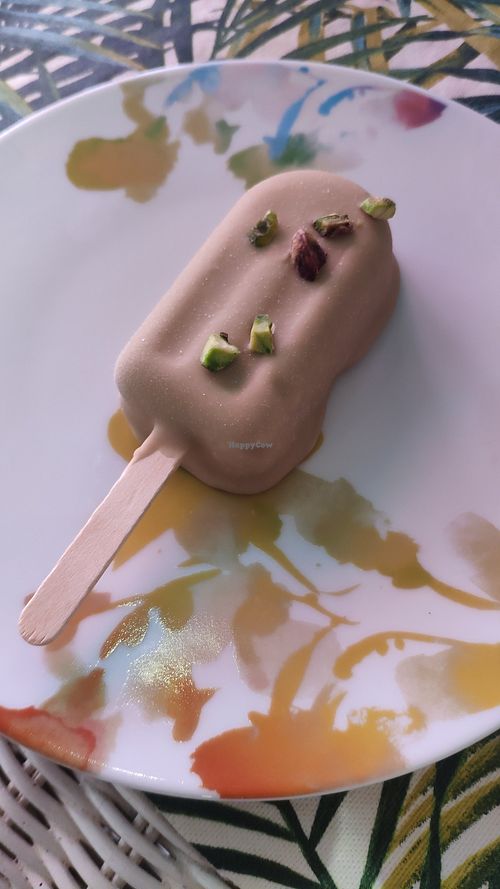 Glace à pistaches at La Cabosse Enchantée in La Rochelle