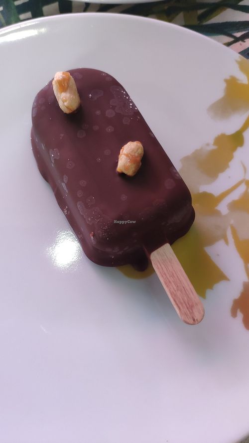 Glace à cacahuètes et caramel at La Cabosse Enchantée in La Rochelle