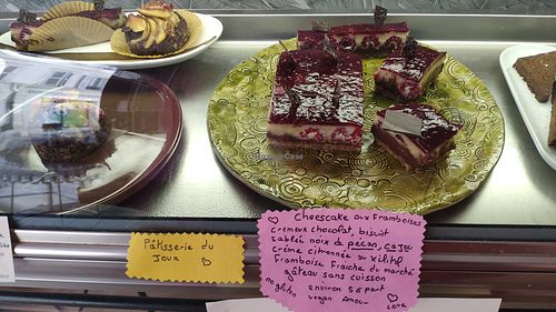 Raspberry cheesecake at La Cabosse Enchantée in La Rochelle