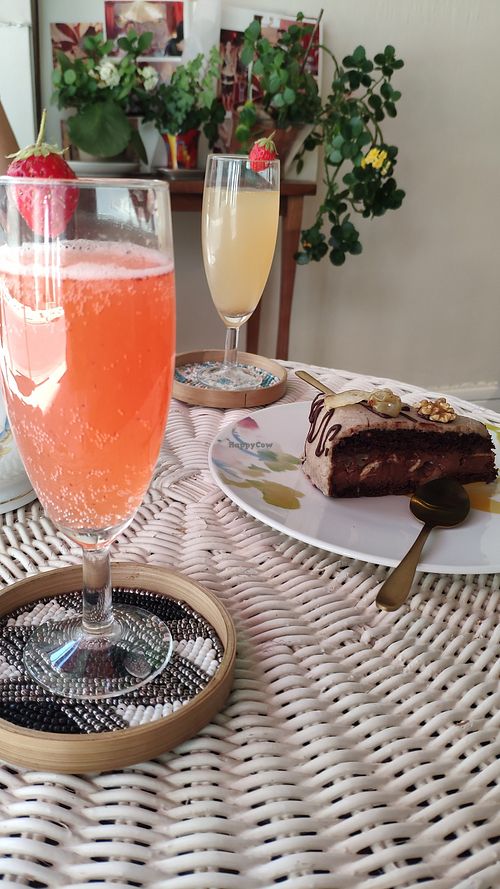Gâteau et boissons at La Cabosse Enchantée in La Rochelle