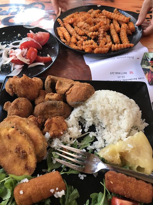 Fried veggies with rice, sweet potato chips and tomato onion salad    at Krušovice Sörház és Étterem in Jaszbereny