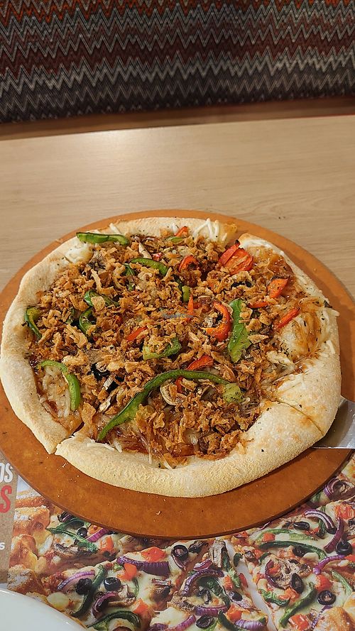 Barbecue pizza at Pizza Hut in Coimbra