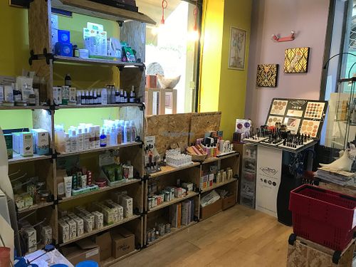 cosmetics at La Gallina Cubista in Pontremoli