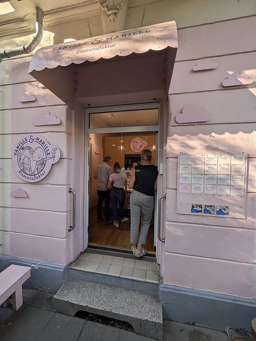 view from outside at vanille & marille in Berlin
