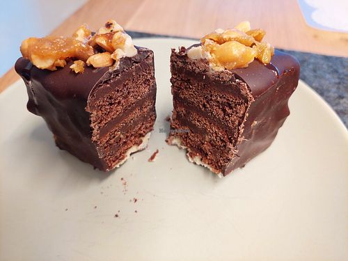 Peanut caramel slice (4.45 to go, else 5.95) at Streiter in Kassel