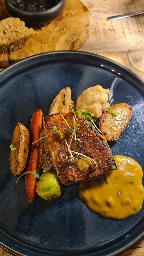 Steak de céleri rave aux épices jamaïcaines et poêlées de légumes at Entre Nous in Hamois