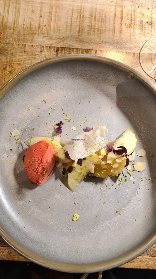 Dessert sorbet framboise, poire pochée à la vanille et surprises at Entre Nous in Hamois