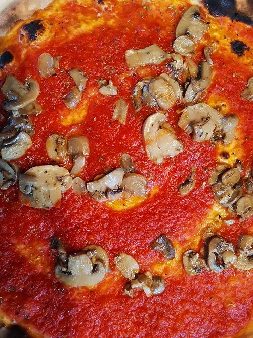 Pizza marinara con funghi at Gasthof Pizzeria Tanner in Merano