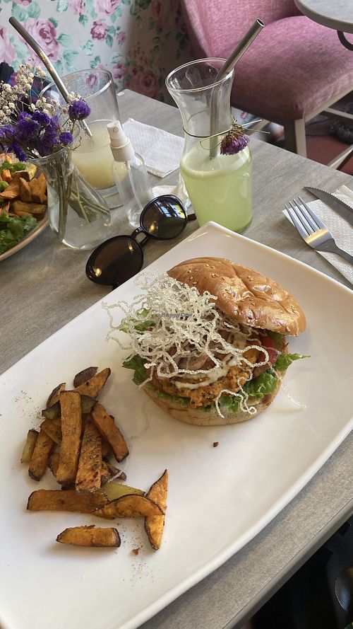 Hamburguesa de quinua. Excelente lugar para compartir con familia y amigos!  at Shugaa Salon De Te in Tacna