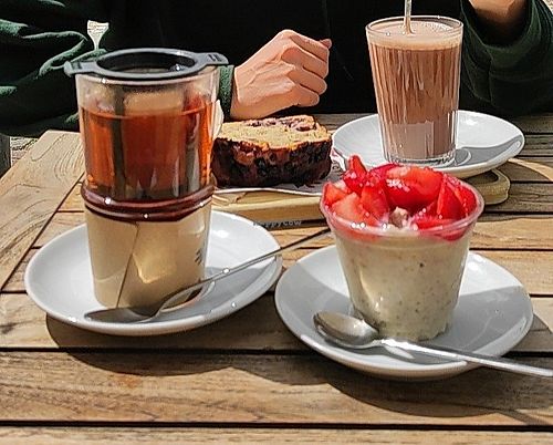 Tee, Veganer Kakao, veganes Bircher Müsli, veganes Blaubeer-Bananenbrot at Woyton in Oldenburg