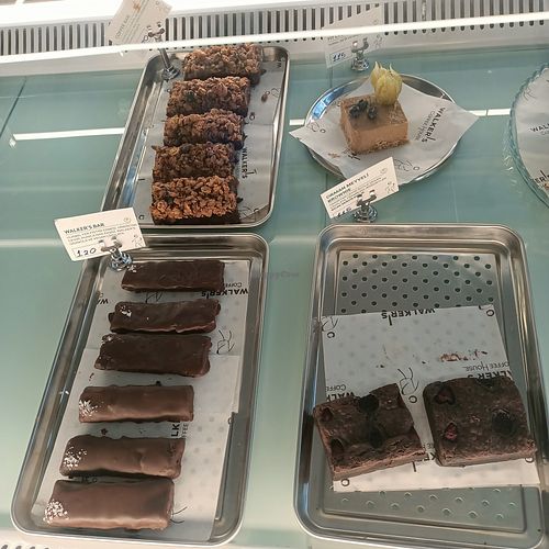Yanlarında minik vegan işaretleri var at Walker's Coffee House in Ankara