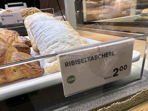 vegan red currant danish  at Anker - Südtiroler Platz in Salzburg
