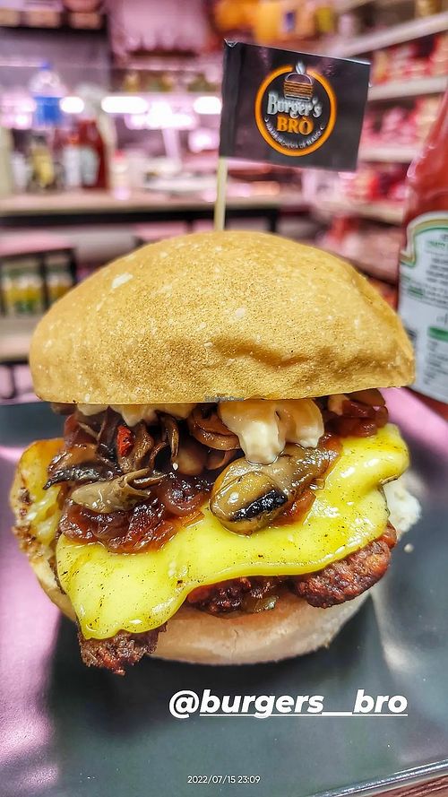 Vuoi mangiare un super panino Vegan al Volo? Allora ti consiglio di venire da noi, troverai un intero menùvegan di panini Vegan super farciti e gustosissimi.  at Burger's Bró in Naples