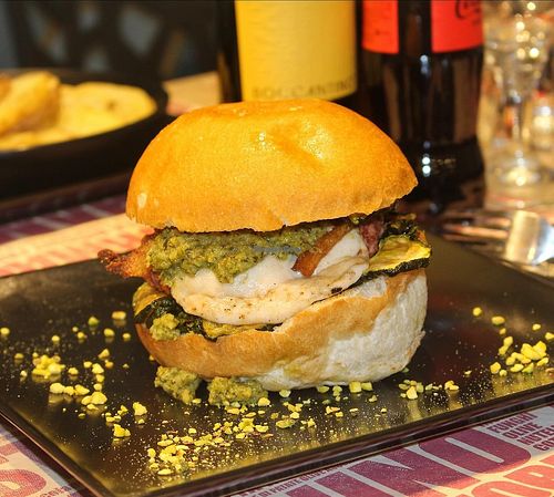 Black out: crema di zucchine, zucchine fritte, burger homemade veg, provola veg, bacon veg at Burger's Bró in Naples