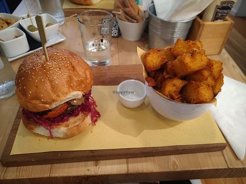 Burger Satay e chips di polenta at Rivetti Cafè in Valdagno