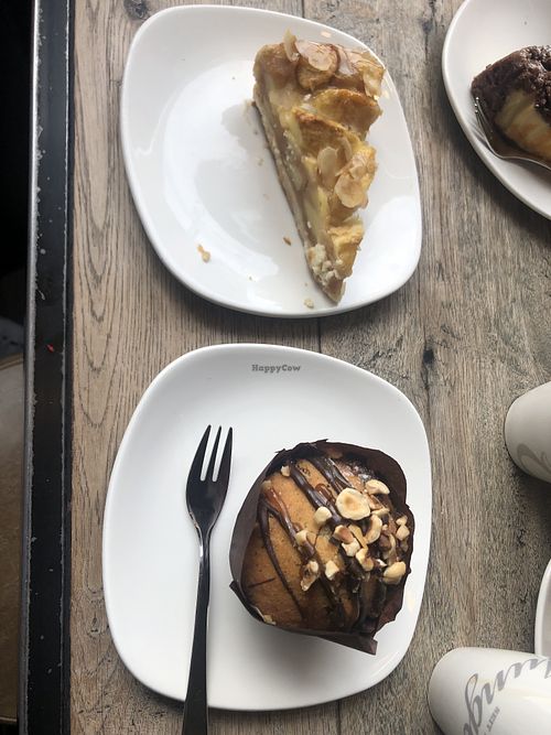 Veganer Apfelkuchen & veganer Toffee-Muffin  at Junge Die Bäckerei in Stralsund