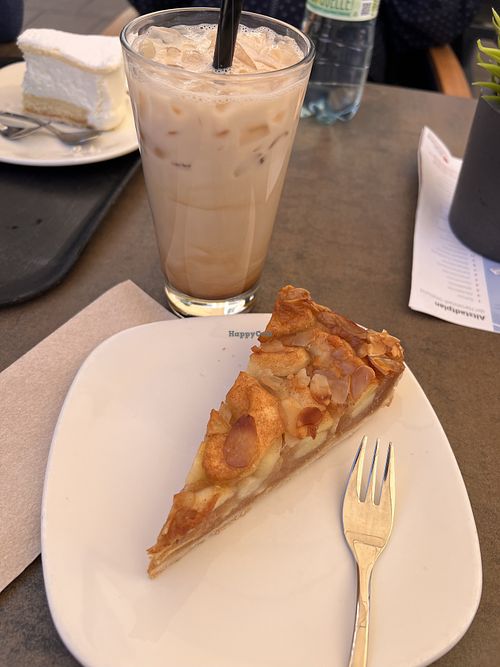 Sehr leckerer Apfelkuchen und Iced Chai Latte😄 at Junge Die Bäckerei in Stralsund